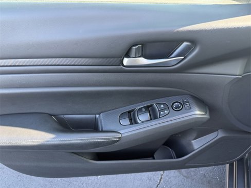Used 2024 Nissan Altima 2.5 SV image 14