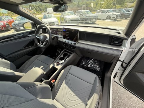 New 2025 Volkswagen Tiguan SE R-Line image 24