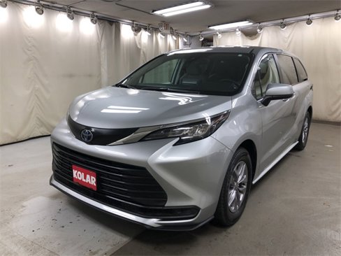 Certified 2023 Toyota Sienna LE image 1