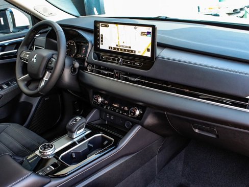 New 2025 Mitsubishi Outlander SE image 43
