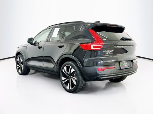 Used 2025 Volvo XC40 B5 Plus image 5