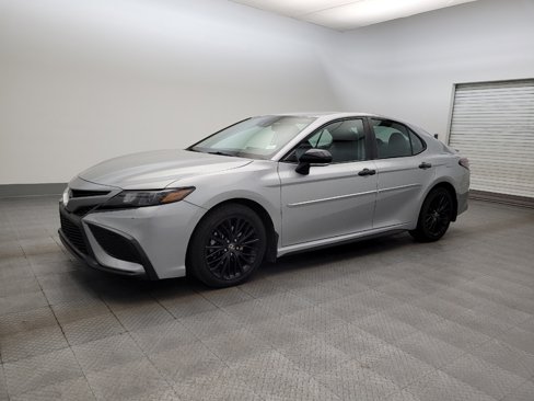 Used 2022 Toyota Camry SE image 2