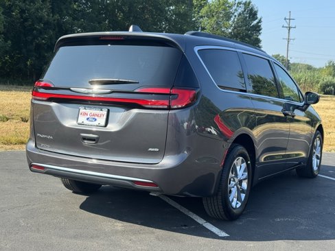 Used 2022 Chrysler Pacifica Touring-L image 8