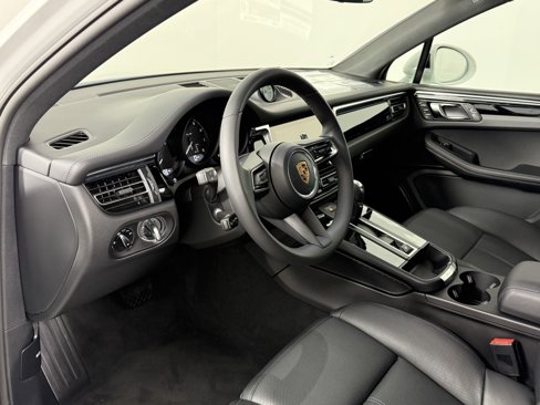 Certified 2025 Porsche Macan image 4