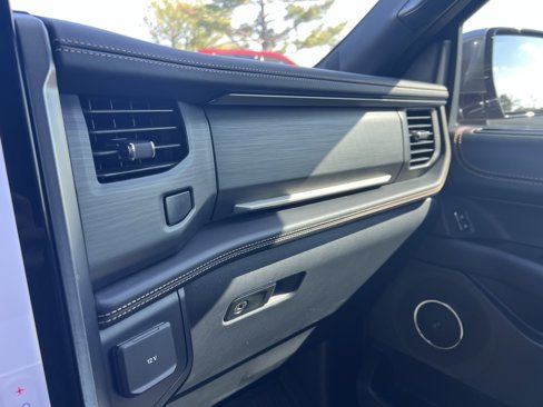 Used 2024 Ford Expedition Platinum image 20