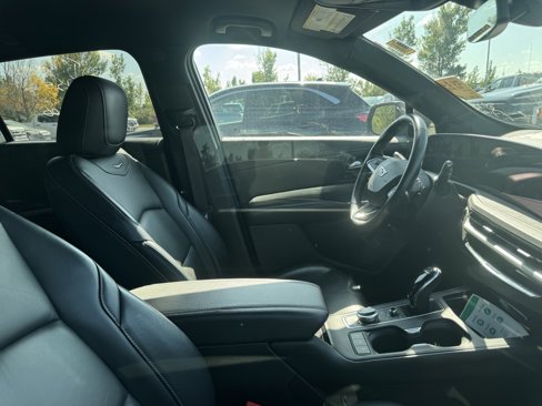 Used 2024 Cadillac XT4 Premium Luxury image 5