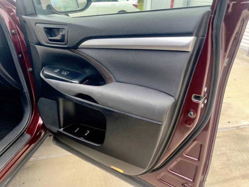 Used 2018 Toyota Highlander FWD V6 image 32