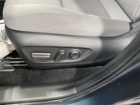 Used 2023 Toyota Venza LE image 16