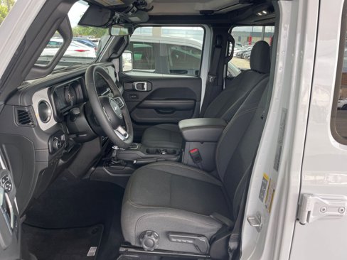 Used 2025 Jeep Wrangler Sahara image 25
