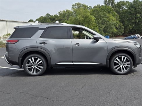 New 2025 Nissan Pathfinder Platinum image 2