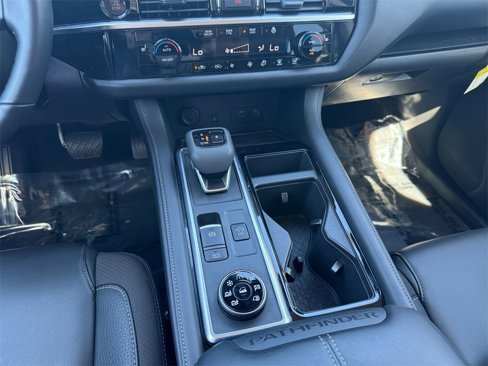 Used 2025 Nissan Pathfinder SL image 13