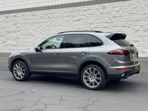 Used 2018 Porsche Cayenne w/ Premium Package image 2