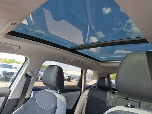 New 2025 Volkswagen Taos SE image 9