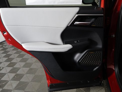 New 2025 Mitsubishi Outlander SE image 28