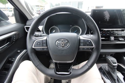 Used 2022 Toyota Highlander Platinum image 14