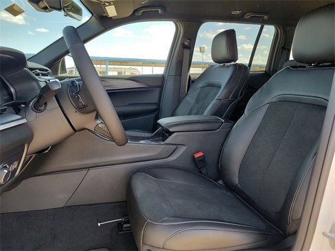 New 2025 Jeep Grand Cherokee Altitude image 12
