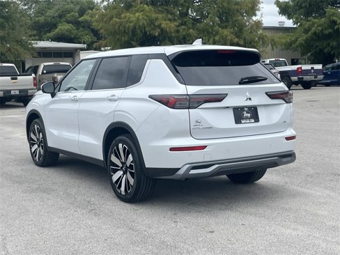 New 2025 Mitsubishi Outlander SE image 3