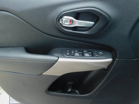 Used 2017 Jeep Cherokee Limited image 25