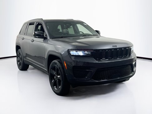 Used 2023 Jeep Grand Cherokee Altitude image 3