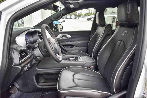 New 2026 Chrysler Pacifica Limited image 17