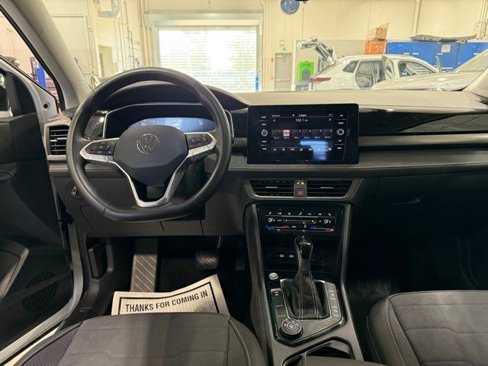 Certified 2025 Volkswagen Taos SE image 21