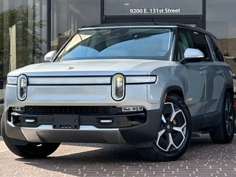Used 2023 Rivian R1S Adventure image 1