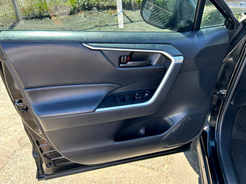 Used 2021 Toyota RAV4 LE image 9
