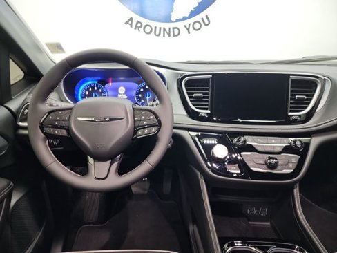 Used 2025 Chrysler Pacifica Limited image 21