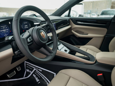 New 2025 Porsche Macan 4S Electric image 4