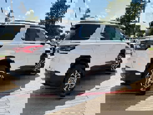 Used 2023 Chevrolet Traverse LT image 6