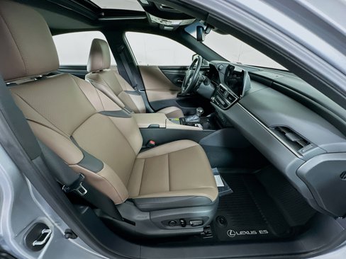 Used 2025 Lexus ES 300h w/ Premium Package image 33