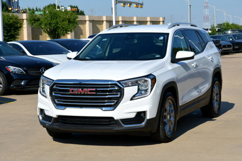 Used 2024 GMC Terrain SLT image 2