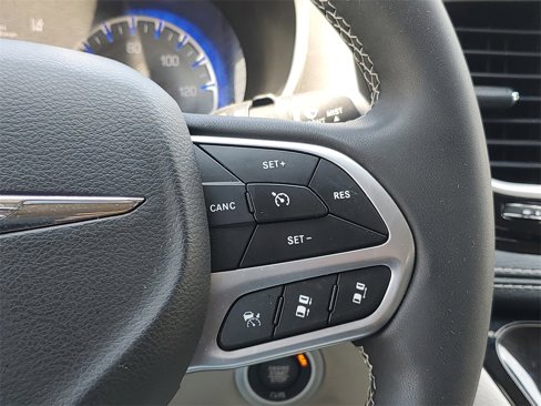 Used 2023 Chrysler Pacifica Touring-L image 15