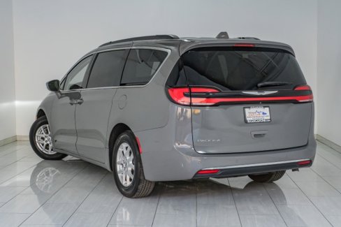 Used 2022 Chrysler Pacifica Touring-L image 8