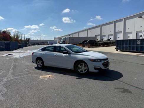 Used 2023 Chevrolet Malibu LS image 2