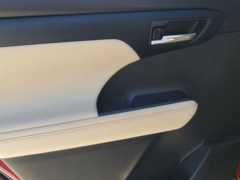 Used 2023 Toyota Highlander XLE image 43