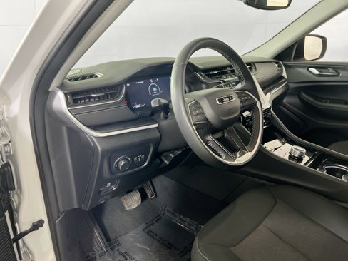 Used 2023 Jeep Grand Cherokee Laredo w/ Luxury Tech Group I image 9
