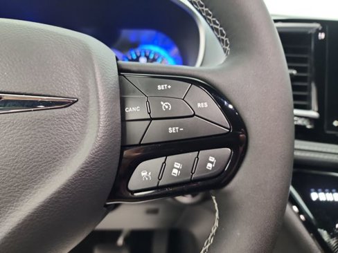 Used 2025 Chrysler Pacifica Limited image 24
