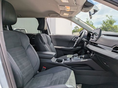 Used 2024 Mitsubishi Outlander SE image 32