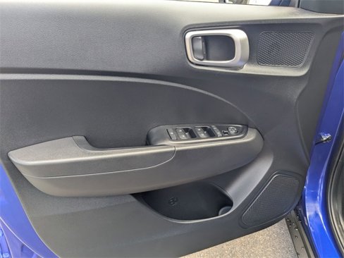 Used 2025 Hyundai Venue SE image 8