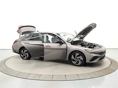 Used 2025 Hyundai Elantra Sport w/ Cargo Package image 17