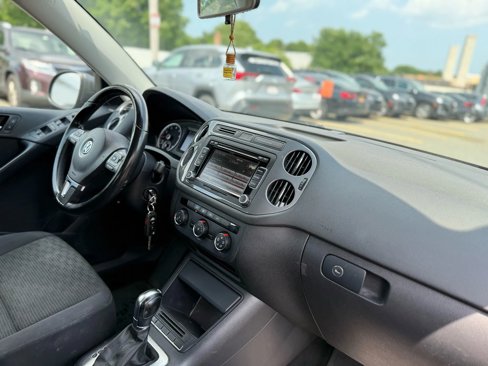 Used 2015 Volkswagen Tiguan S image 12