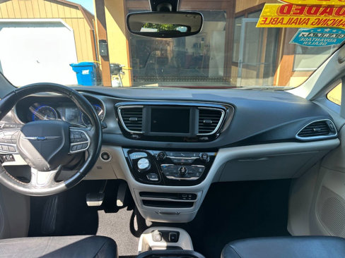 Used 2020 Chrysler Pacifica Touring-L image 24