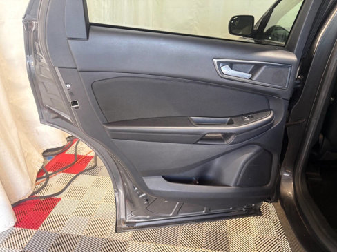 Used 2018 Ford Edge SE image 9
