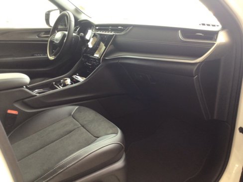 New 2025 Jeep Grand Cherokee Altitude image 16