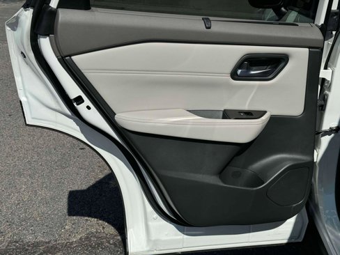 Used 2022 Nissan Rogue SV w/ SV Premium Package image 34