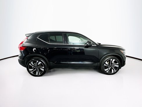 Used 2025 Volvo XC40 B5 Plus image 10