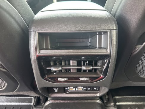 Used 2024 Jeep Grand Cherokee Limited w/ Black Appearance Package image 23