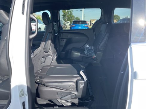 New 2026 Chrysler Pacifica Select image 31