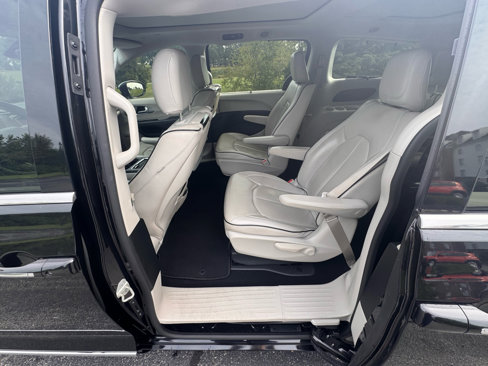 Used 2018 Chrysler Pacifica Limited w/ Advanced Safetytec Group image 13